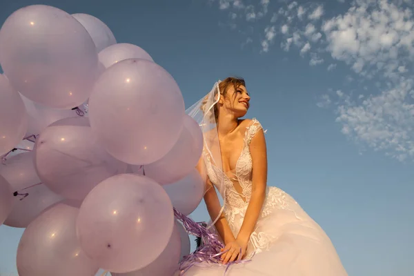 Joven Hermosa Novia Posando Con Globos Aire Libre —  Fotos de Stock