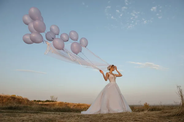 Joven Hermosa Novia Posando Con Globos Aire Libre —  Fotos de Stock