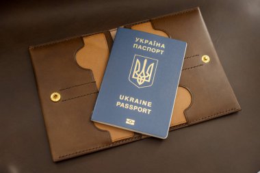 Kahverengi deri cüzdan ve pasaport. 