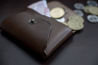 Bozuk para ve banknotlarla dolu cüzdan, kapat. 