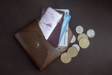 Bozuk para ve banknotlarla dolu cüzdan, kapat. 