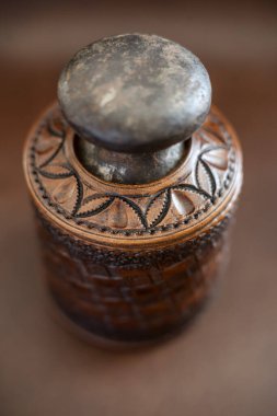 Saplı bir pulun yakın çekim görüntüsü.