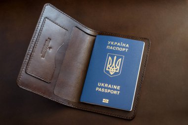 Deri kapaklı pasaport, kapat.