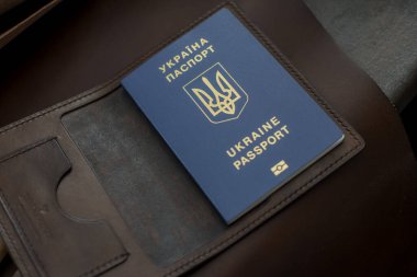 Deri kapaklı pasaport, kapat.