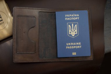 Deri kapaklı pasaport, kapat.