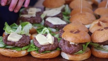 Şef hamburger yemek