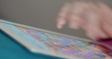 Tablet ile oynayan kız