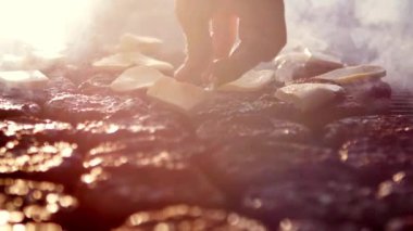 Şef hamburger yemek