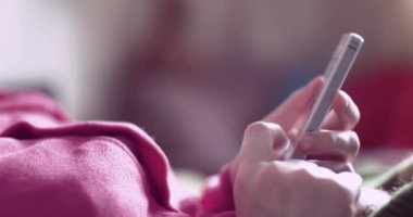 Kız kaydırma ekran smartphone cep telefonu ile