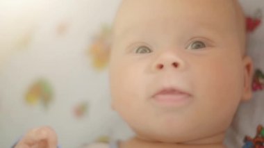 küçük çocuğun yüzü yatakta