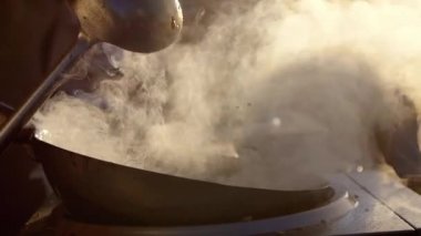 yapar Asya erişte pişirmek