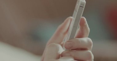 Kız kaydırma ekran smartphone cep telefonu ile
