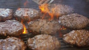 Şef hamburger yemek