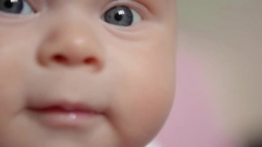 Bebeğin yüzü etrafa