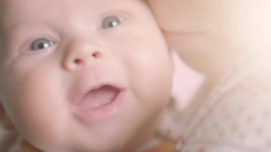 Çocuk annesinin elinde