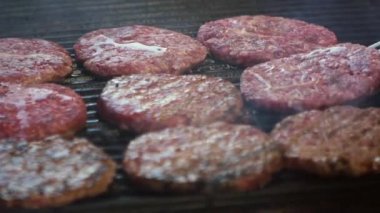 Şef hamburger yemek