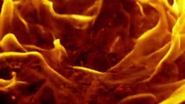 alevler içinde bir şömine ateş