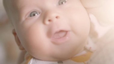 Anne, yavaşça bebeğin yüzünü öptüm 