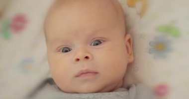 Bebek yatakta yakın çekim