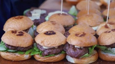 Şef hamburger yemek