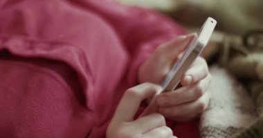 Kız kaydırma ekran smartphone cep telefonu ile