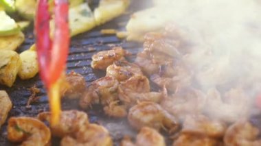 Şef ızgara karides pişirme