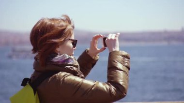 kadın smartphone kullanarak fotoğraf yapar
