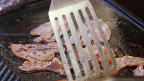 Tocino frito en sartén con el tornero — Vídeos de Stock