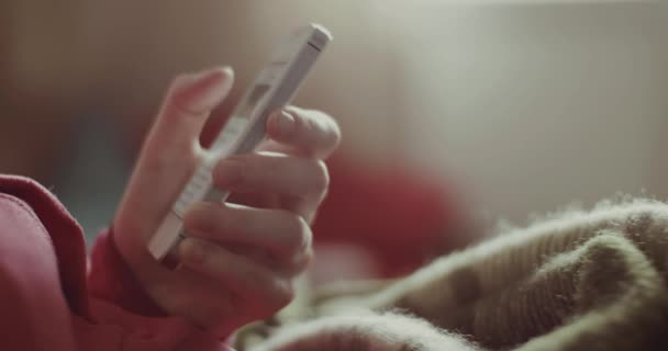 Dívka posouvání obrazovky na smartphone — Stock video