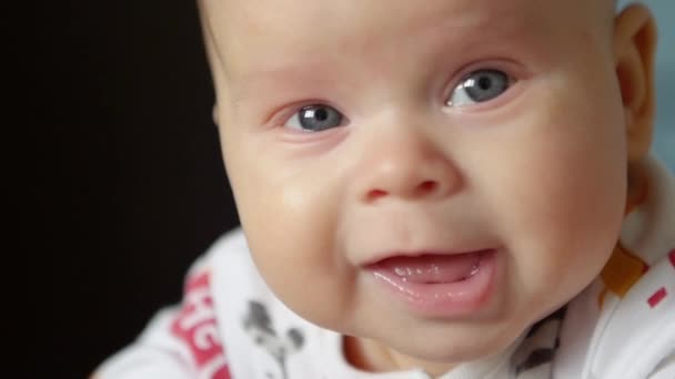 .Baby 's face smiles — стоковое видео
