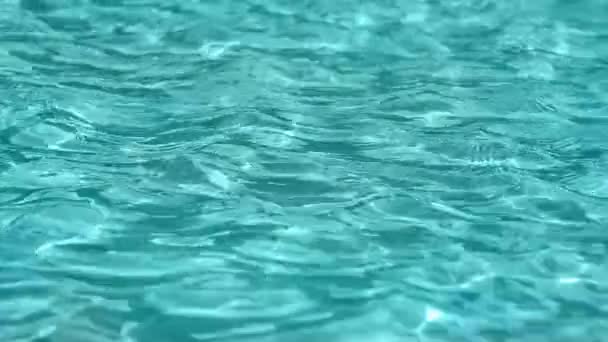 Acqua blu alla luce del giorno — Video Stock