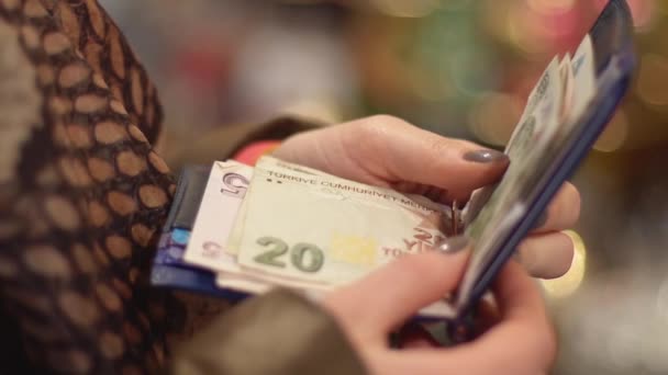 Frau mit türkischen Banknoten — Stockvideo