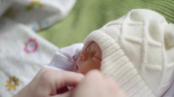 Mother ties child's coif — ストック動画