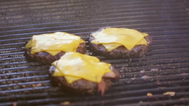 Chef cocina hamburguesas — Vídeo de stock