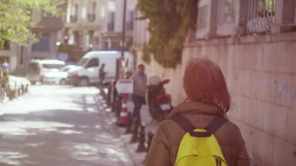 Vrouw onderzoekt straten van Istanbul — Stockvideo