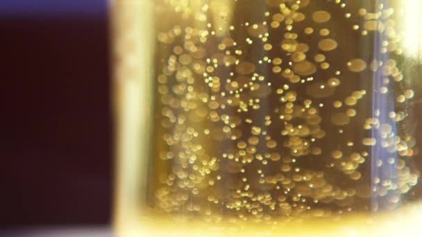  bière avec bulles flottantes 