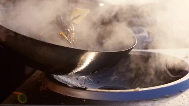 Cocinero hace asiático fideos — Vídeo de stock