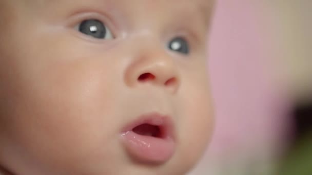 Baby's verbaasd gezicht — Stockvideo