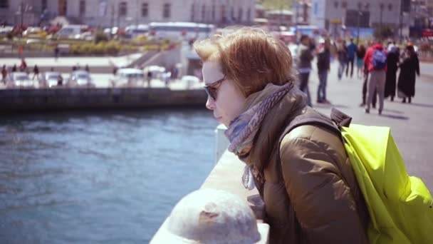 Femme regardant l'eau du pont — Video