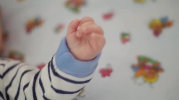 Pequeña mano linda del bebé — Vídeo de stock