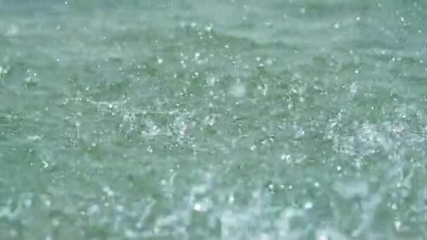 Gotas de lluvia cayendo en el mar — Vídeo de stock