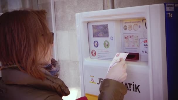 Женщина покупает билет на поезд — стоковое видео