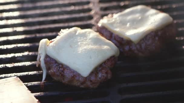 Chef cocina hamburguesas — Vídeos de Stock