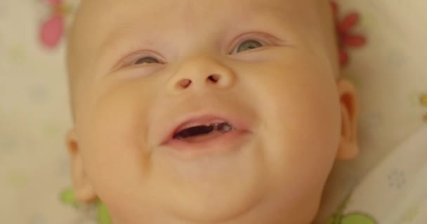 Portret van een glimlachende baby — Stockvideo