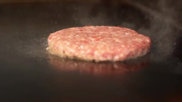 Cena de churrasco com hambúrguer — Vídeo de Stock