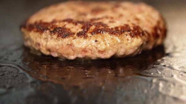 Barbacoa con hamburguesa — Vídeo de stock