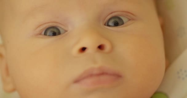 Baby looks up  into the camera — ストック動画