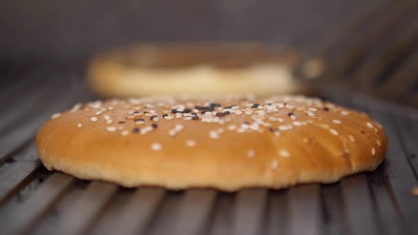 Sült a hűtőrács, a hamburger zsemle — Stock videók
