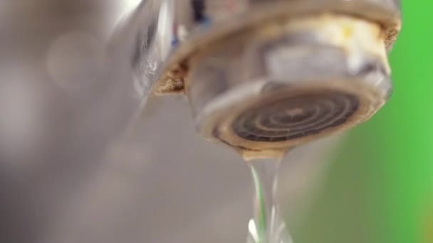 Wasserhähne mit Wassertropfen — Stockvideo