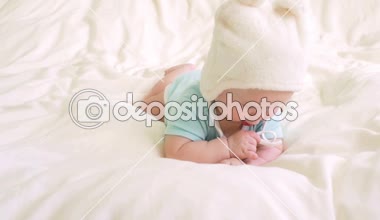 Komik şapkalı küçük bebek